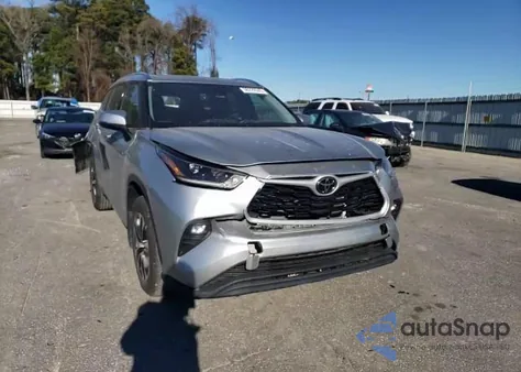 2021 Toyota Highlander Xle z USA, uszkodzony, nr VIN 5TDGZRBH2MS155325